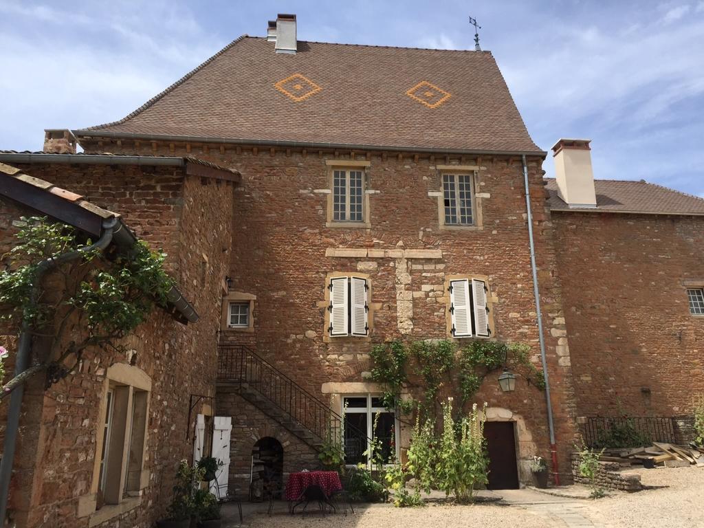 Le Vieux Chateau Leynes Exterior photo